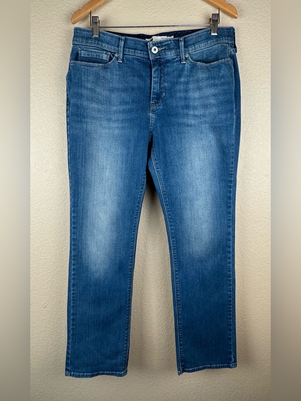 Levi’s women’s Perfect Fit 525 straight leg jeans. Very good condition. Size 12